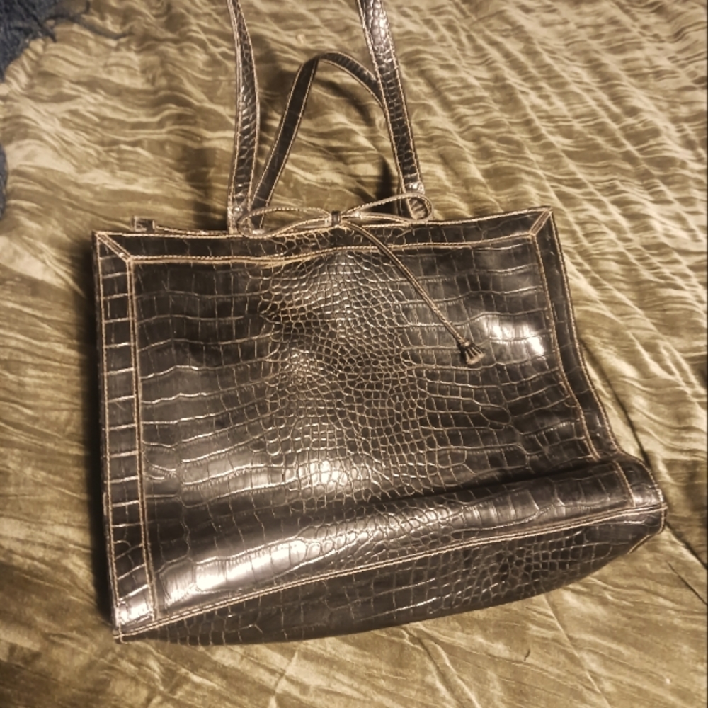 Luz Claiborne synthetic alligator bag never used